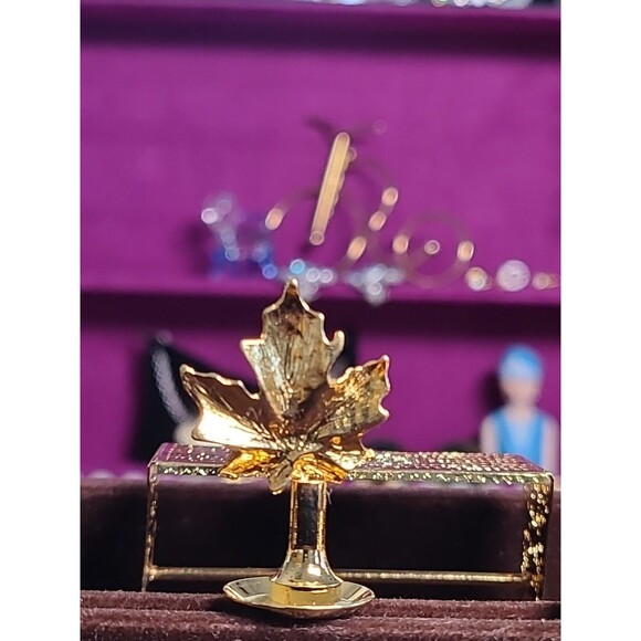 VTG Lapel Pinback Hat Pin Solid Gold Tone Maple Leaf - Picture 6 of 6
